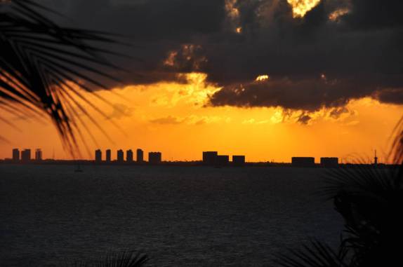 Pôr-do-sol sobre Cancún, visto de Isla Mujeres, no litoral sul do México, do lado do Caribe